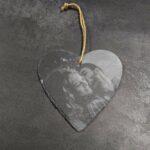 Schieferplatte Herz mit Band 14 cm