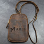 Umhängetasche für Smartphones und Wertgegenstände aus Rindsleder