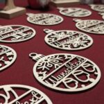 Weihnachtsbaum-Kugel Holz-Anhänger mit Wunschtext (10 Motive)