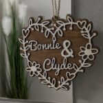 Zweifarbiges Herz aus Holz mit Wunschtext zum Aufhängen