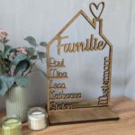 Holzrahmen Deko-Haus für bis zu 5 Namen mit Ständer (2 Modelle)