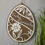 Zweifarbiges Osterei aus Holz mit Wunschtext zum Aufhängen