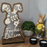 Holz-Osterhase im 3-Schicht-Design mit Wunschtext und Ständer