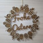 Zweifarbiger Osterkranz aus Holz mit Wunschtext zum Aufhängen