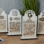 QR-Code Holz-Aufsteller für kostenloses WLAN, Google-Bewertungen, Instagram & Speisekarten