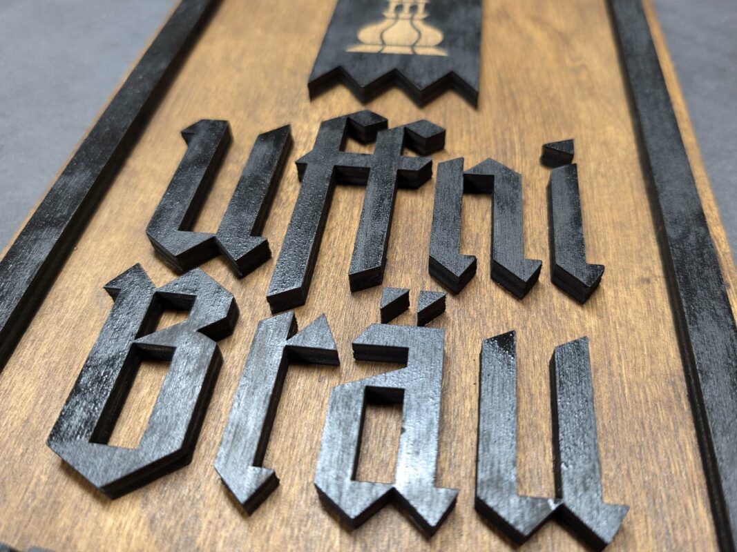 Dein_Logo_auf_Holzplatte_Uffni_Detail