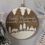 Zweifarbige Weihnachtskugel aus Holz mit Wunschtext zum Aufhängen