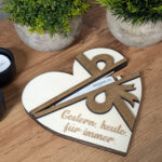 Herzförmiger Geschenkkartenhalter aus Holz mit Wunschtext