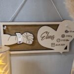 Holz-Geburtstafel mit Armbandhalter für Neugeborene mit Geburtsdetails