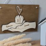 Holz-Schild "Schützende Hände" zur Geburt / Taufe mit 3D-Effekt