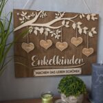 Holzbrett "Familie / Enkelkinder / Freunde machen das Leben schöner" für bis zu 10 Namen