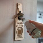 Wandflaschenöffner aus Holz im Bierflaschen-Design