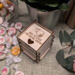 Mini-Geschenkbox aus Holz mit Klappdeckel