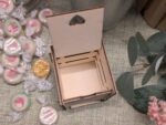 Mini-Geschenkbox aus Holz mit Klappdeckel – Bild 2
