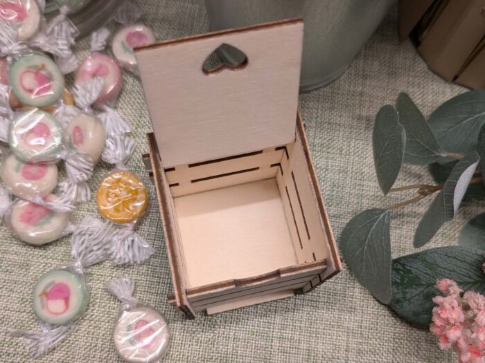 Mini-Geschenkbox aus Holz mit Klappdeckel – Bild 2
