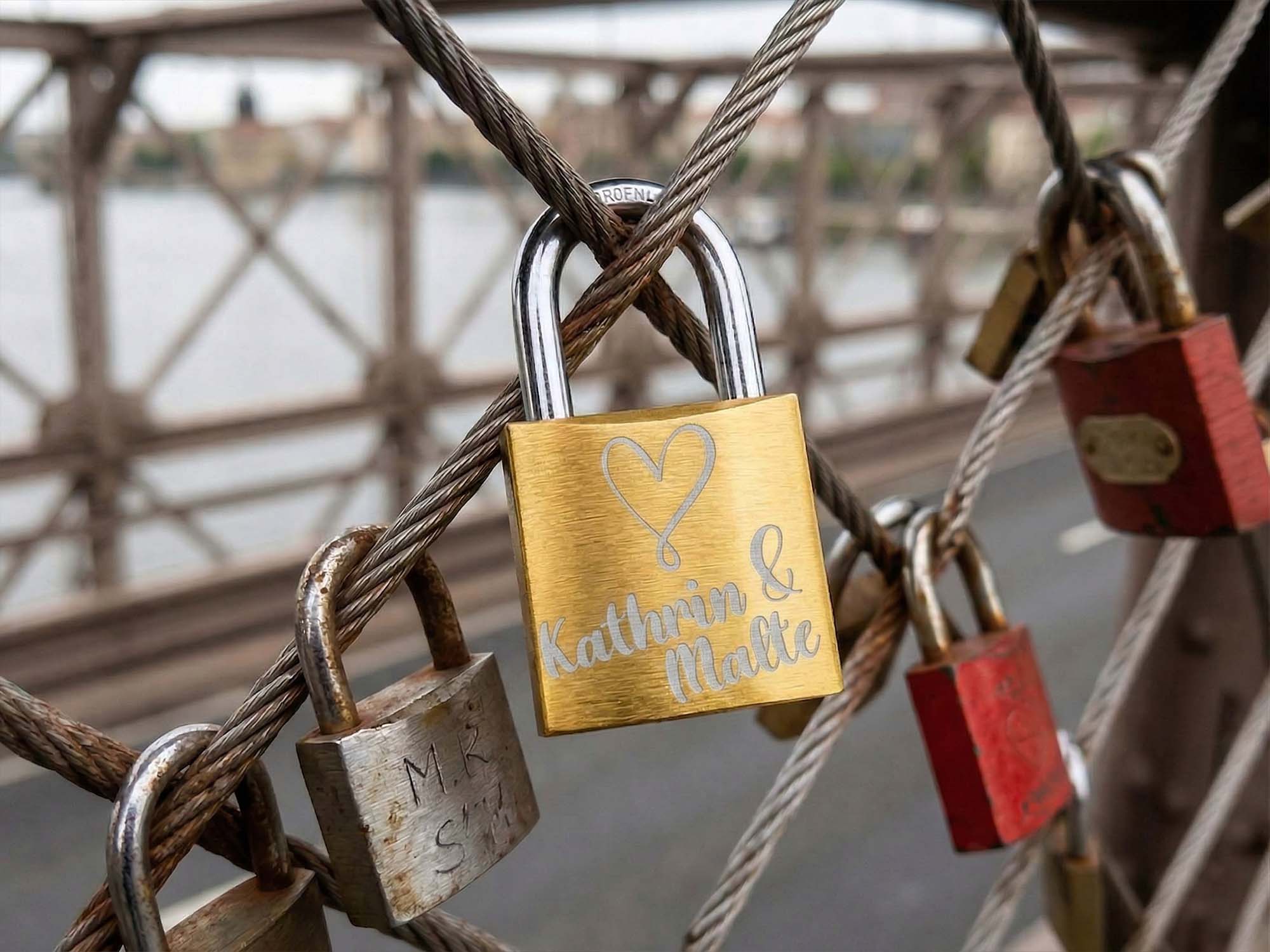 Vorhängeschloss_Liebesschloss_Szene_1_v3 Massives Vorhängeschloss / Liebesschloss für Paare mit 2 Schlüsseln (6 Farben) – Bild 1