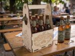 Die Bierstation - Flaschenträger mit Öffner & Bierdeckelfach (0,33l oder 0,5l)