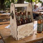 Die Bierstation - Flaschenträger mit Öffner & Bierdeckelfach (0,33l oder 0,5l)