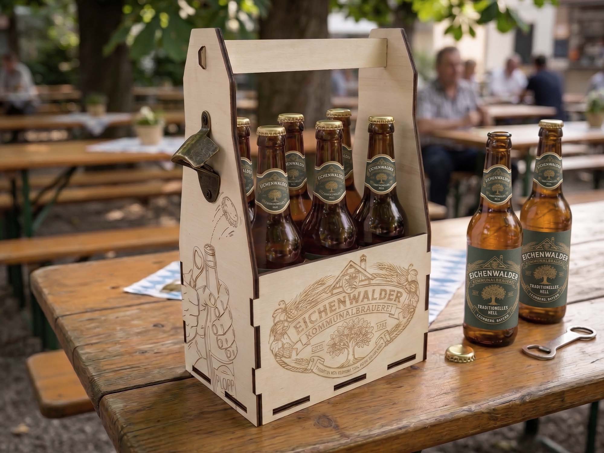 Bierstation_Szene_1 Die Bierstation - Flaschenträger mit Öffner & Bierdeckelfach (0,33l oder 0,5l) – Bild 1