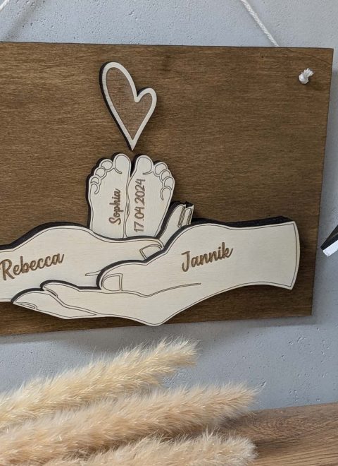 Holz-Schild_Schützende_Hände_Szene_v2 Holz-Schild_Schützende_Hände_Szene_v2
